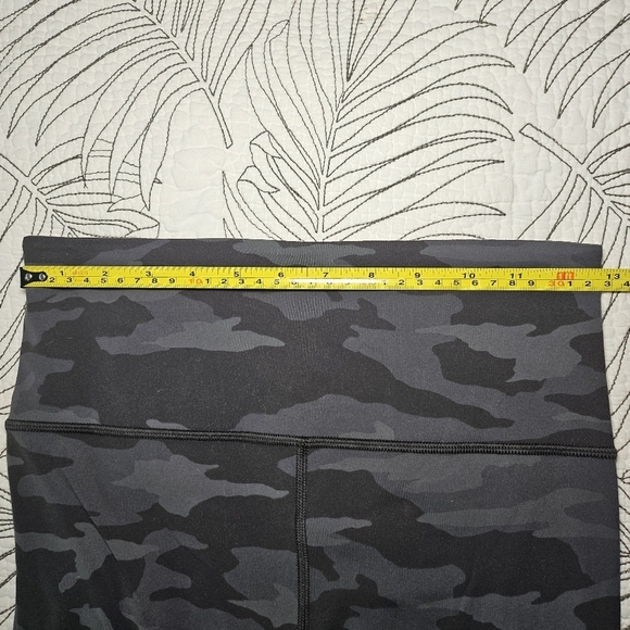 VGUC Athleta Elation Camo 7/8 tight Black Grey Small - Picture 9 of 12